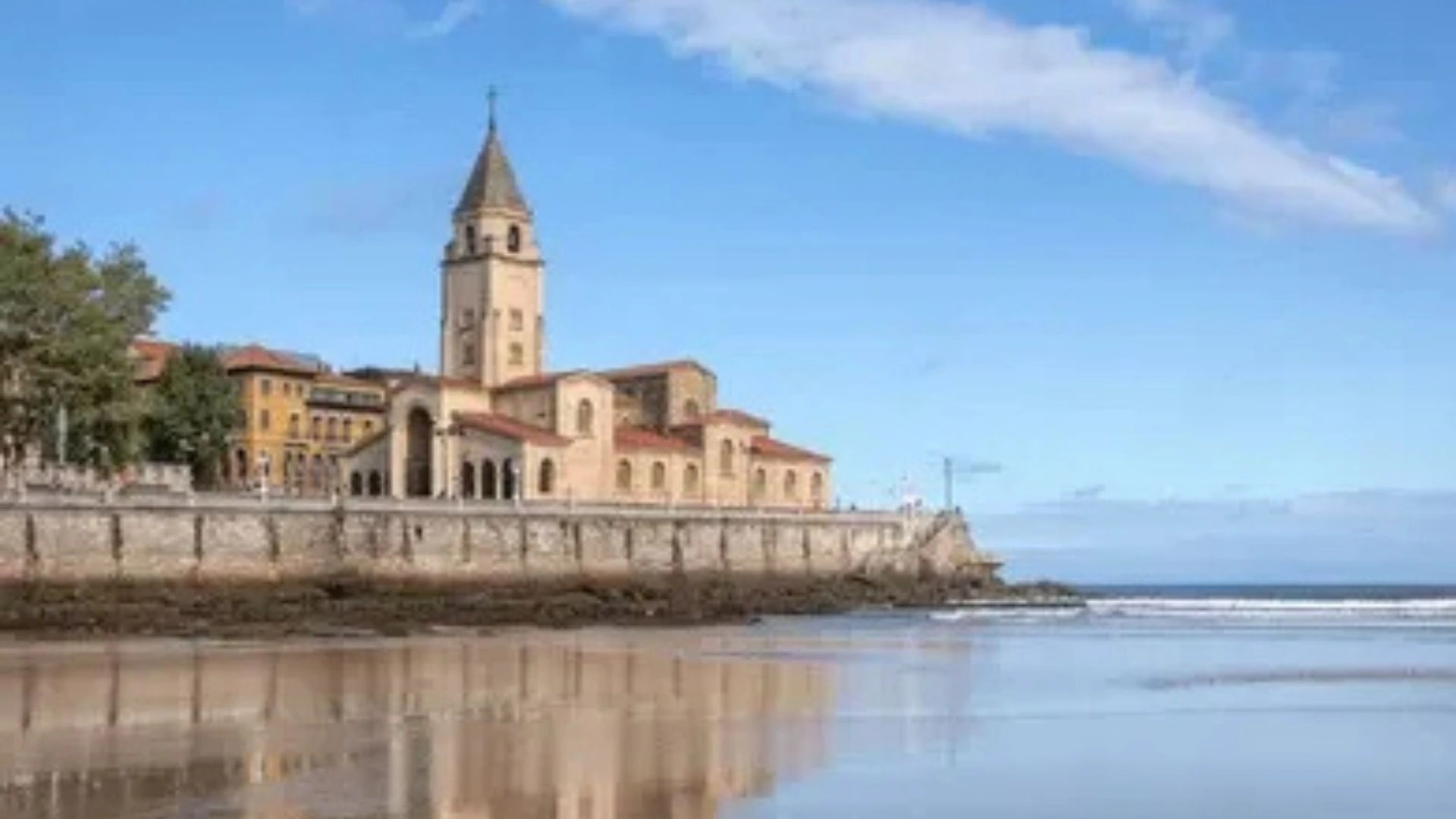 Iglesia de San Pedro vista desde la playa de Gijón
