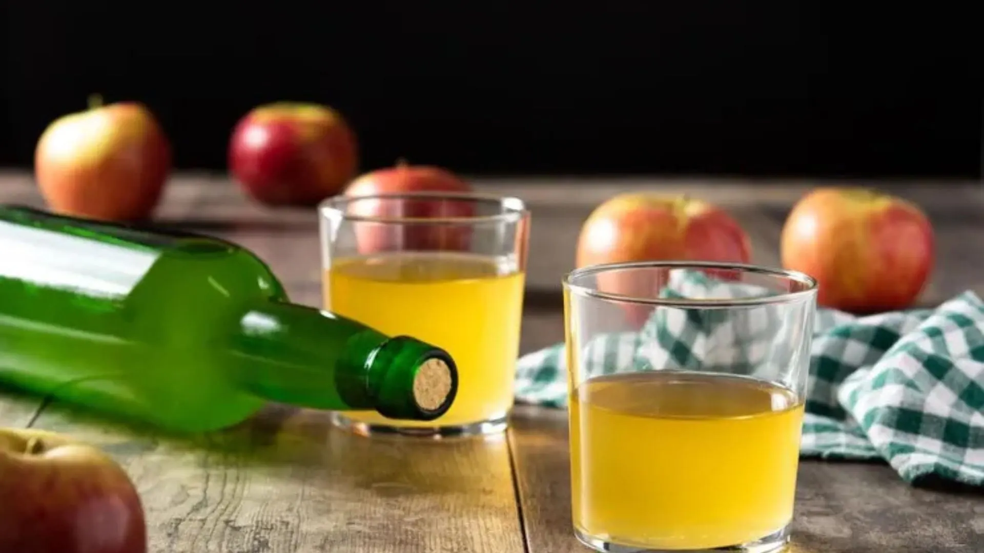 Botella y vasos de sidra tipicos de Asturias